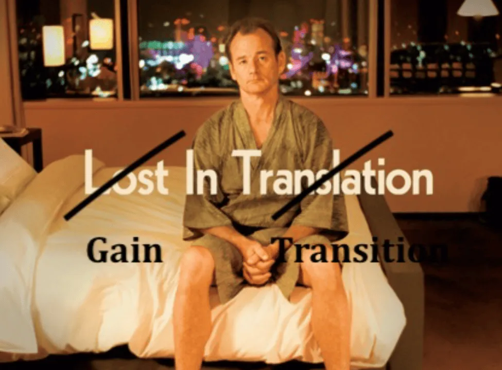 Un homme en peignoir est assis sur le bord d'un lit d'hôtel avec les lumières de la ville derrière lui. Les mots "Lost In Translation" sont barrés et remplacés par Gain Transition.