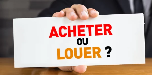 Une personne en costume tient une pancarte sur laquelle on peut lire ACHETER OU LOUER ? en caractères gras, avec ACHETER en rouge, OU en noir et LOUER ? en orange.
