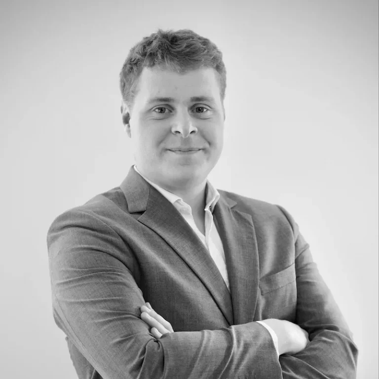 Portrait de Nicolas de Beaucoudrey, Senior Consultant. Nicolas a rejoint Culture Patrimoine pour la dimension service client qui lui est chère. Il manage désormais une équipe dans le même état d’esprit.