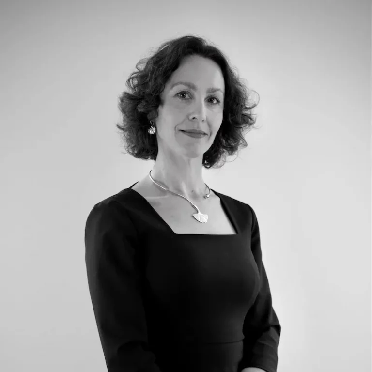 Portrait de Céline Delrée Responsable missions administratives et règlementaires chez Culture Patrimoine. Impliquée dans le développement sociétal de Culture Patrimoine, Céline est la coordinatrice des actions de finance verte. Elle est par ailleurs toujours présente et active dans nos actions internes de qualité de vie au travail.