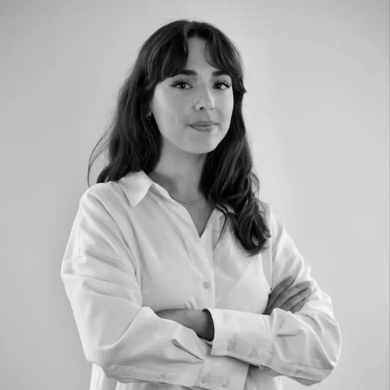 portrait de Lola Dufour, Analyste chez Culture Patrimoine. En alternance dans le cadre de son Master en Gestion de Patrimoine à l’Université Paris Dauphine, Lola contribue à Culture Patrimoine avec sérieux, bienveillance et un bel esprit d’équipe.