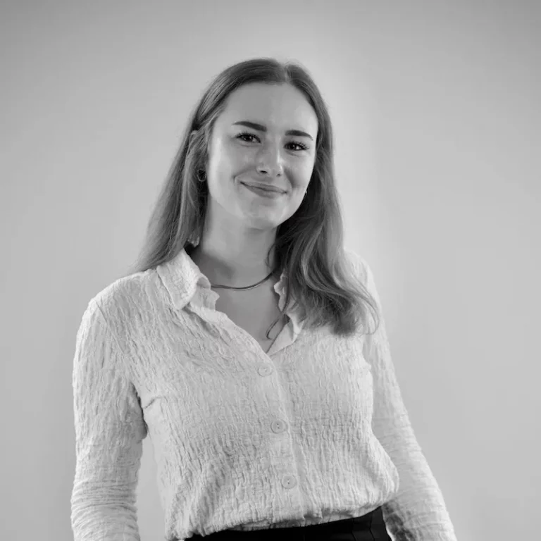 Portrait de Charlotte Gollentz Analyste junior chez Culture Patrimoine. Charlotte nous a rejoint lors de son stage de fin d’études au sein du Master Ingénierie Juridique et Fiscale du Patrimoine de l’Université de Strasbourg. Elle poursuit désormais l’aventure à nos côtés en nous apportant son sourire, son sérieux et son sens de l’esprit d’équipe au quotidien.