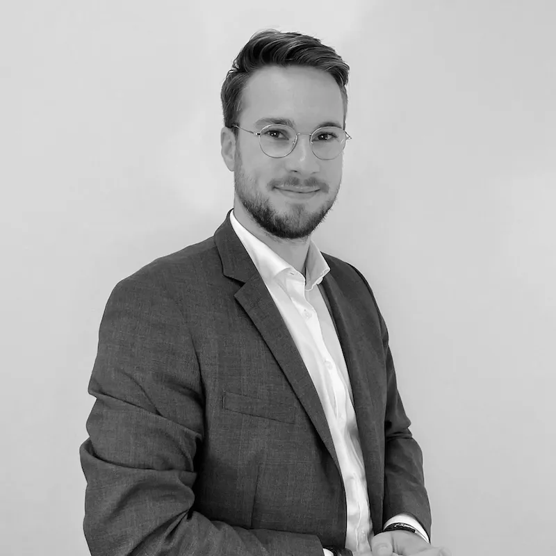 Portrait de Valentin Joly Analyste chez Culture Patrimoine. Après un Master en Ingénierie du patrimoine à l’Université d’Orléans, Valentin a décidé de mettre ses compétences techniques et son sens du relationnel au service de Culture Patrimoine et de ses clients.