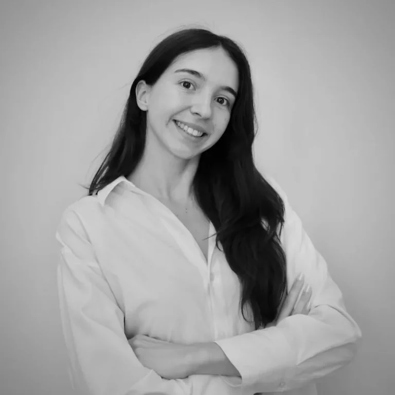 Portrait de Valentina Lalli Analyste chez Culture Patrimoine. En alternance au sein du Master Gestion de Patrimoine de l’Université Paris Dauphine-PSL, Valentina met à profit son dynamisme et son sens de l’organisation pour offrir un accompagnement sur-mesure et de qualité à ses clients.