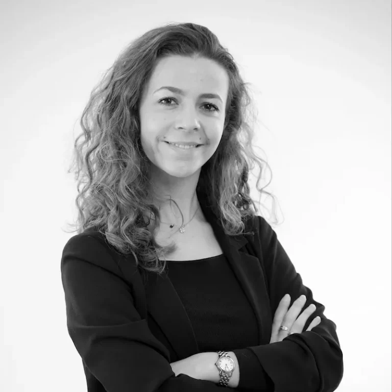 Portrait photo de Coralie Lopes - Analyste senior Dans le cadre de sa formation en Gestion de Patrimoine au sein de l’Université Paris-Dauphine, Coralie a rejoint l’équipe, à laquelle elle apporte sa rigueur et son implication. Forte de ses compétences en gestion d’entreprises et en comptabilité, elle offre un service de qualité à nos clients.