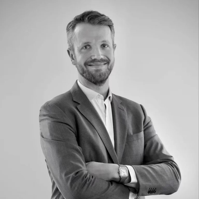 Portrait de Arthur Maître Partner chez Culture Patrimoine.Après un Master Gestion de Patrimoine et des expériences réussies (Groupe Edmond de Rothschild et Lombard Odier), Arthur met ses compétences au profit de Culture Patrimoine qu’il a rejoint en 2014. Spécialisation : cession d’entreprise et optimisations patrimoniales pré et post-cession.