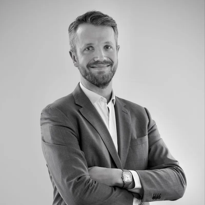 Portrait de Arthur Maître Partner chez Culture Patrimoine.Après un Master Gestion de Patrimoine et des expériences réussies (Groupe Edmond de Rothschild et Lombard Odier), Arthur met ses compétences au profit de Culture Patrimoine qu’il a rejoint en 2014. Spécialisation : cession d’entreprise et optimisations patrimoniales pré et post-cession.