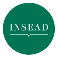 Logo circulaire vert avec le mot INSEAD en lettres majuscules blanches, centré au milieu, avec une ligne blanche subtile sous le texte.