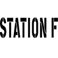 L'image montre le texte STATION F en caractères gras, noirs et majuscules, avec une police moderne et stylisée, sur fond blanc.