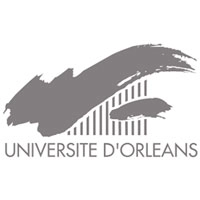 Logo de l'Université d'Orléans représentant un trait de pinceau gris au-dessus du nom de l'université écrit en lettres majuscules. Des lignes verticales sont partiellement visibles sous le trait de pinceau.